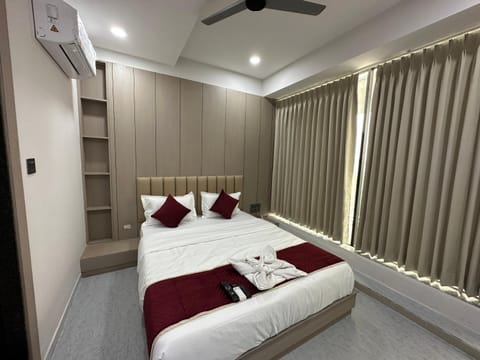 Bed, Photo of the whole room, fireplace, towels, wardrobe, air conditioner