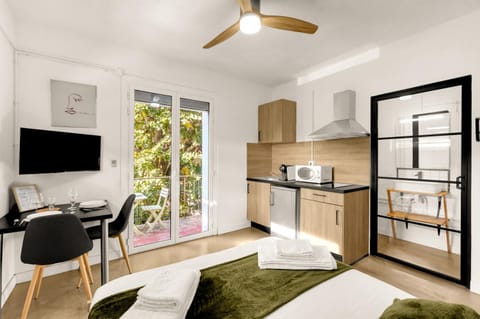 Bed, Kitchen or kitchenette, Living room