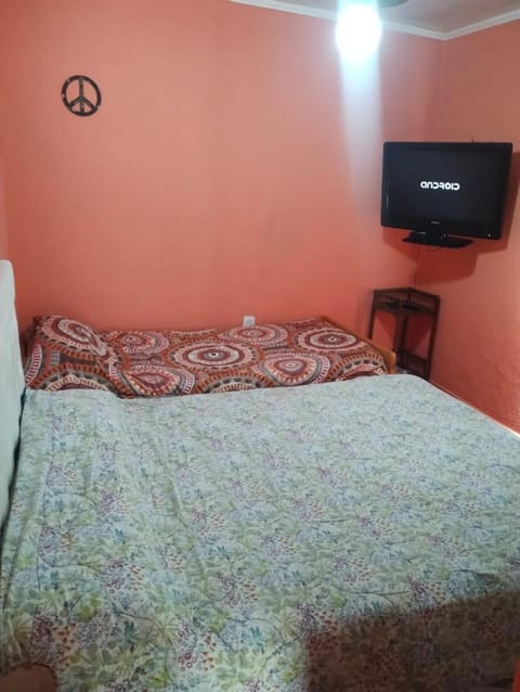 Bed, TV and multimedia, Bedroom