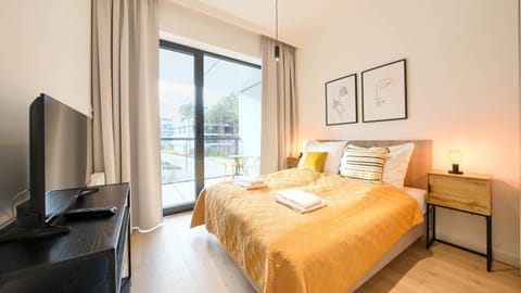 Bed, TV and multimedia, Bedroom