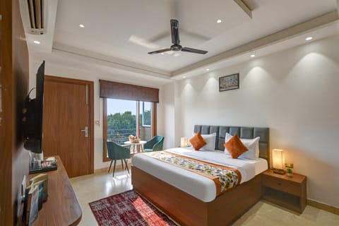 Bed, TV and multimedia, Photo of the whole room, Seating area, Bedroom, air conditioner