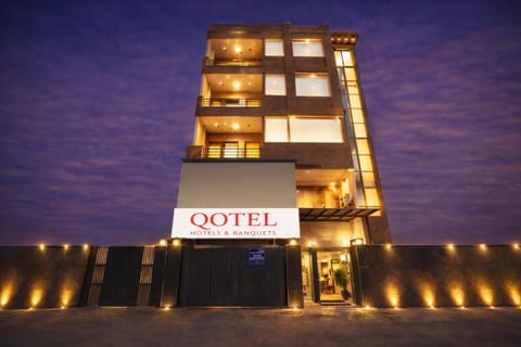 Property building, Night, Property logo or sign, Logo/Certificate/Sign, Text overlay, Street view, Certificate/Award