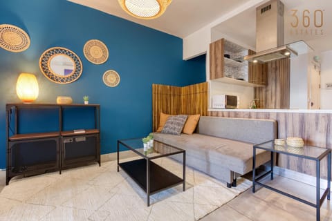 Kitchen or kitchenette, Living room, Seating area, Dining area, minibar, air conditioner