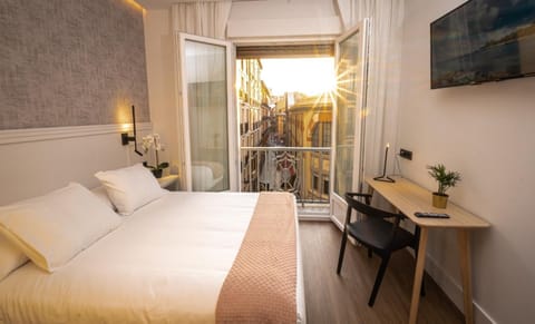 Bed, TV and multimedia, Balcony/Terrace, Photo of the whole room, Bedroom