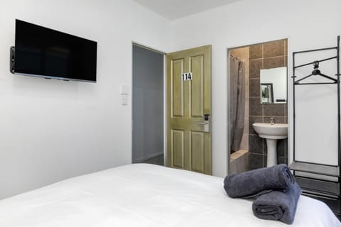 Bed, TV and multimedia, Bedroom