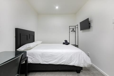 Bed, TV and multimedia, Bedroom