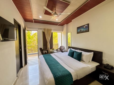 Bed, TV and multimedia, View (from property/room), Bedroom