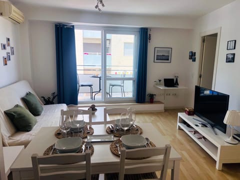 Communal lounge/ TV room, TV and multimedia, Living room, Seating area, Dining area, air conditioner