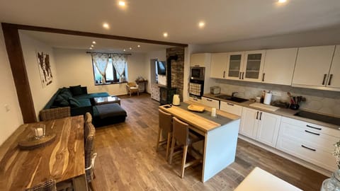 Kitchen or kitchenette, Living room