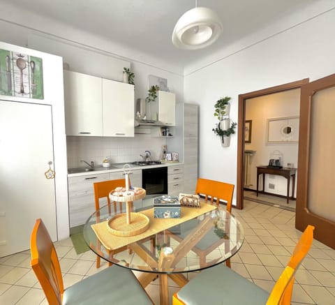Coffee/tea facilities, Kitchen or kitchenette, Decorative detail, Dining area, Breakfast, dishwasher