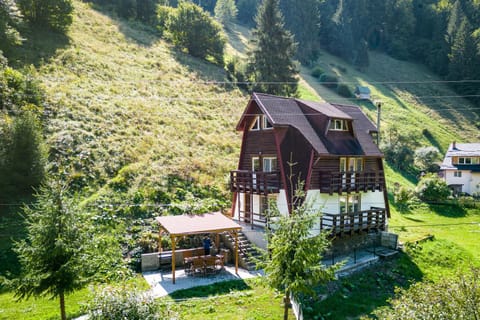 Property building, Spring, Day, Natural landscape, Garden, Garden view, Mountain view