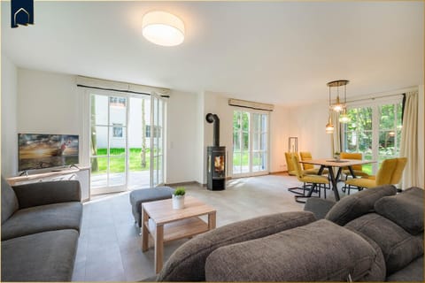 Fischerdorf Ferienhaus Im Kiefernwäldchen House in Zirchow