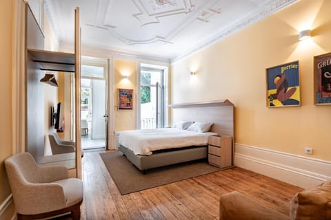 Bed, TV and multimedia, Seating area, Bedroom