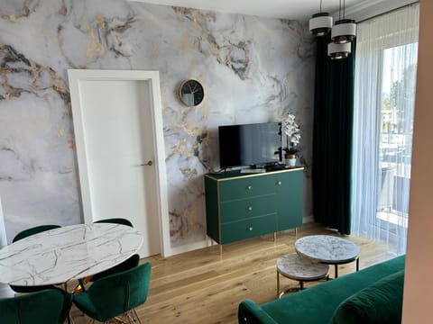 Communal lounge/ TV room, Communal lounge/ TV room, TV and multimedia, Living room, Seating area, Dining area