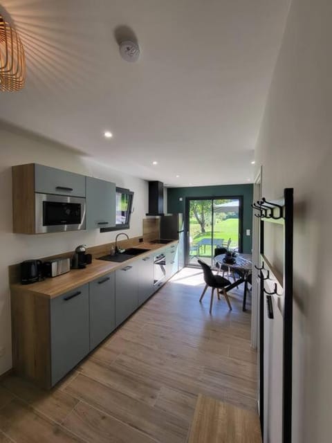 Kitchen or kitchenette, Dining area, dishwasher, minibar, pet friendly, stove
