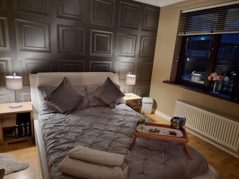 Private room City skyline and mountain views close too belfast centre and airports free parking Vacation rental in Belfast