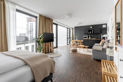 Bed, TV and multimedia, Living room, Photo of the whole room, Seating area, Dining area, Bedroom