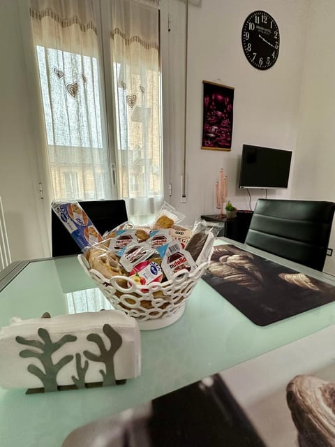 TV and multimedia, Living room, Food and drinks, Seating area, Dining area, locker