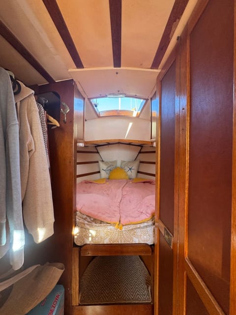 Photo of the whole room, Bedroom, wardrobe