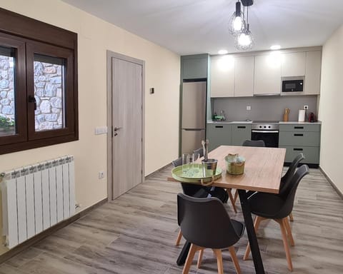 Kitchen or kitchenette, Dining area