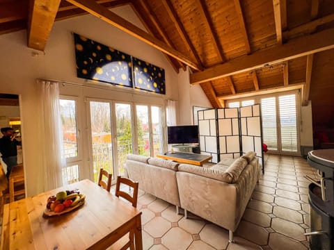 Communal lounge/ TV room, TV and multimedia, Living room, Seating area