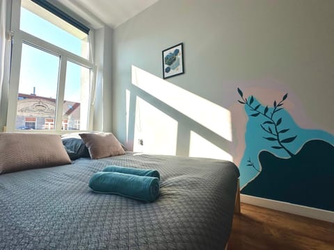 Bed, Photo of the whole room, Decorative detail, towels