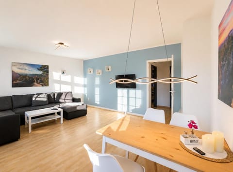 TV and multimedia, Living room, Seating area, Dining area