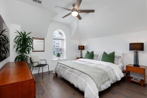 Lumber Barons Detroit Brush Park Penthouse 3BR 2 Kings 1 Queen 2 Baths 1 Car Garage Apartment in Windsor