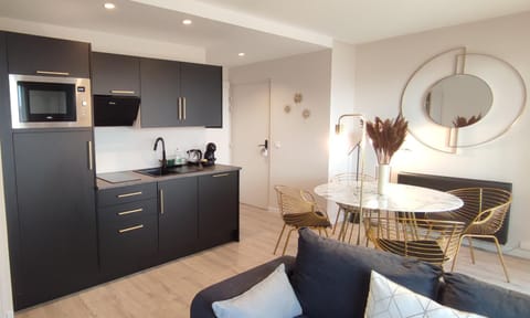 Kitchen or kitchenette, Living room, Dining area, minibar, pet friendly