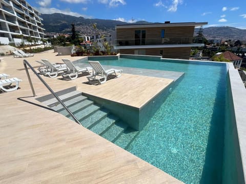 Property building, Solarium, Swimming pool, Swimming pool, sunbed