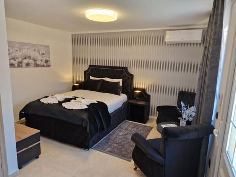Bed, Seating area, Bedroom, towels, air conditioner