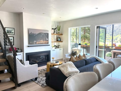 TV and multimedia, Living room, Seating area, flat iron