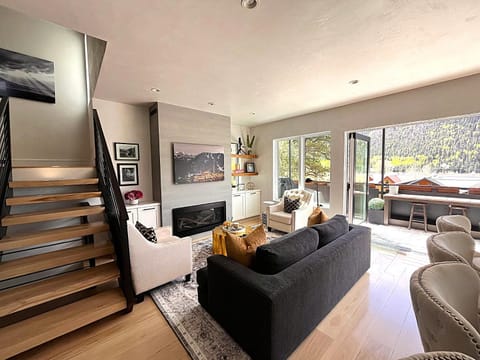 TV and multimedia, View (from property/room), View (from property/room), Living room, Seating area, Mountain view, Mountain view, fireplace