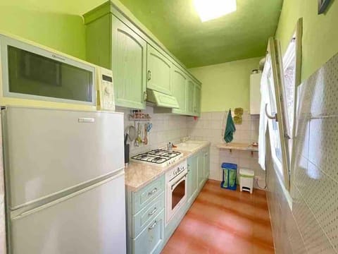 Kitchen or kitchenette, minibar, oven, stove, washing machine