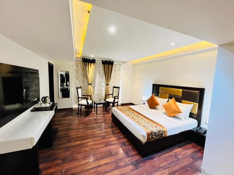 Bed, TV and multimedia, Photo of the whole room, Bedroom