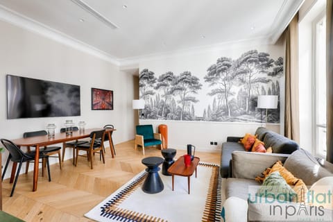 141 - Beautiful Flat Triangle d Or Champs Elysees Apartment in Paris