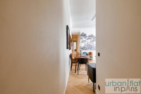 141 - Beautiful Flat Triangle d Or Champs Elysees Apartment in Paris