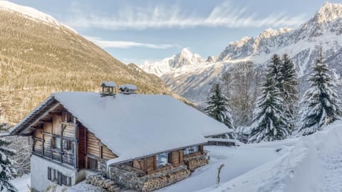 Property building, Nearby landmark, Day, Natural landscape, Winter, Mountain view