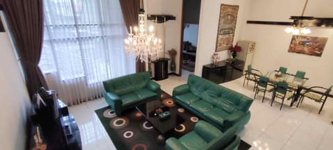 Communal lounge/ TV room, Game Room, Seating area, Dining area