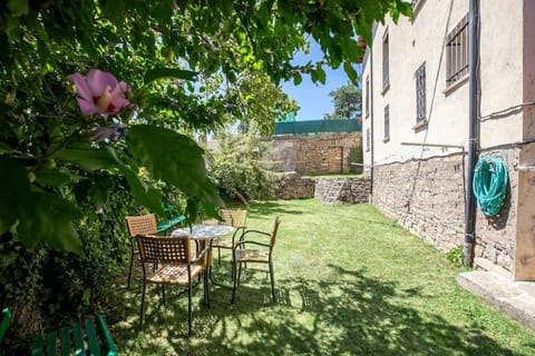Property building, Patio, Patio, Spring, Day, Natural landscape, Garden, Dining area, Garden view, Inner courtyard view