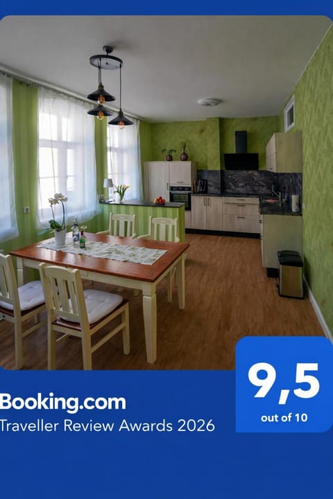 Restaurant/places to eat, Kitchen or kitchenette