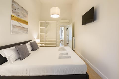 Bed, TV and multimedia, Photo of the whole room, Bedroom, towels