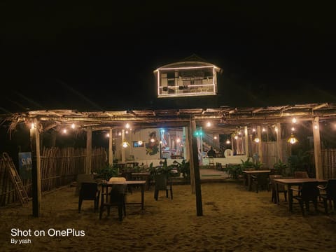 Restaurant/places to eat, Night
