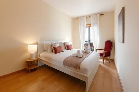 Bed, Photo of the whole room, Decorative detail, Bedroom, towels