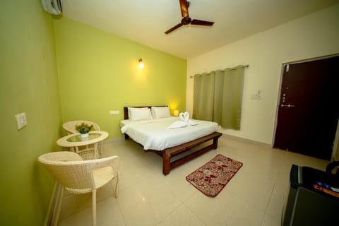 Bed, Photo of the whole room, Seating area