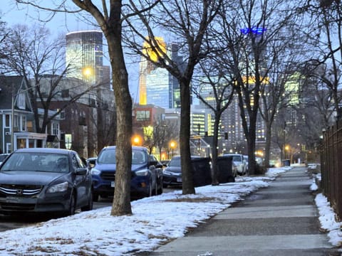 Nearby landmark, Restaurant/places to eat, Night, Neighbourhood, Activities, Nightclub / DJ, Evening entertainment, Shopping Area, Sports, Entertainment