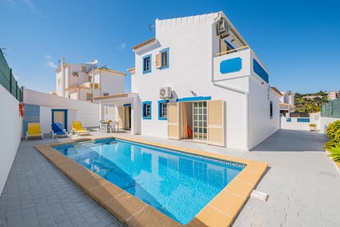 Property building, Day, Pool view, Swimming pool