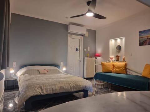 Bed, Living room, Photo of the whole room, Bedroom, air conditioner