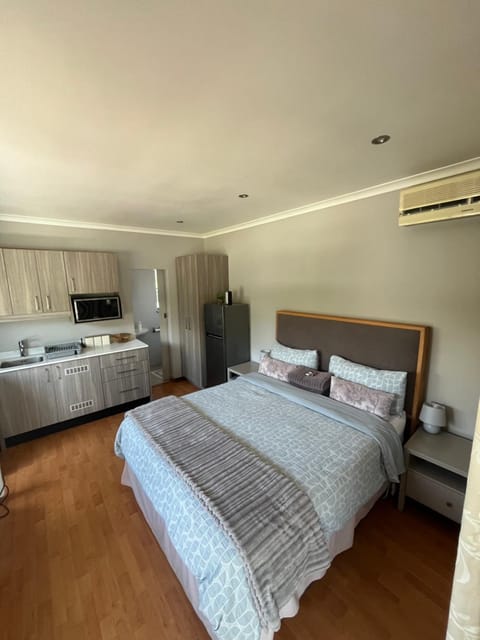 Bed, Photo of the whole room, Bedroom, air conditioner