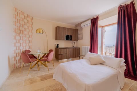 Bed, TV and multimedia, Kitchen or kitchenette, Living room, Seating area